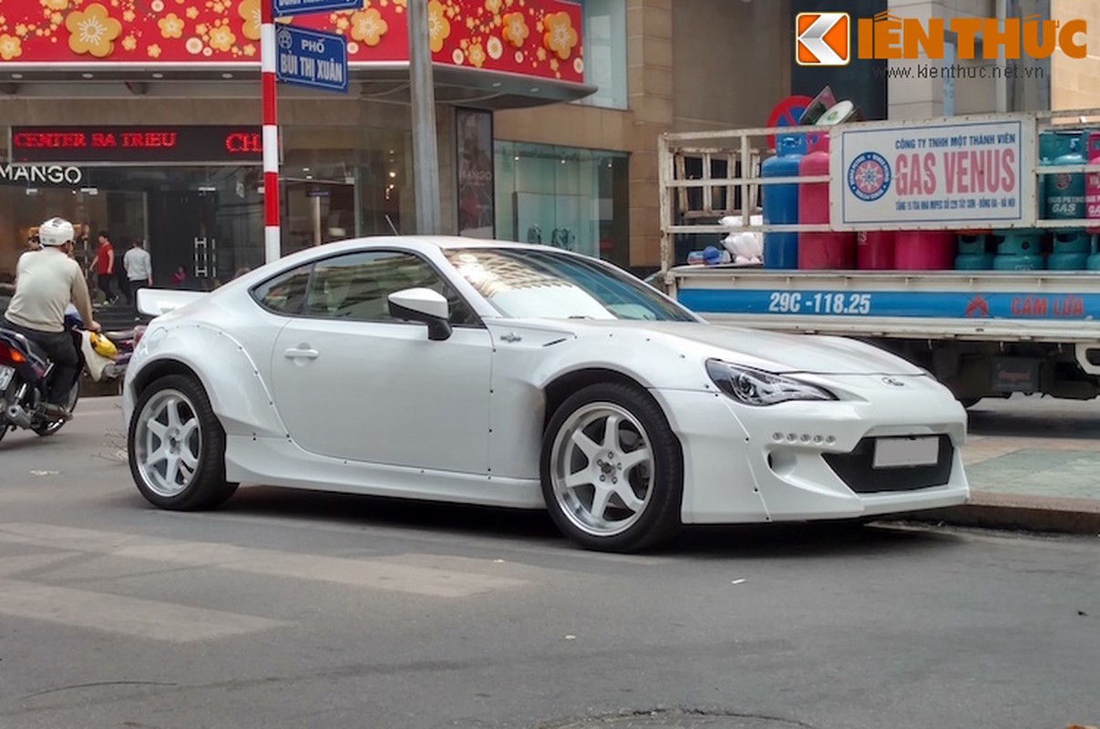 “Hang hiem” Toyota 86 do widebody hon 100 trieu tai Ha Noi